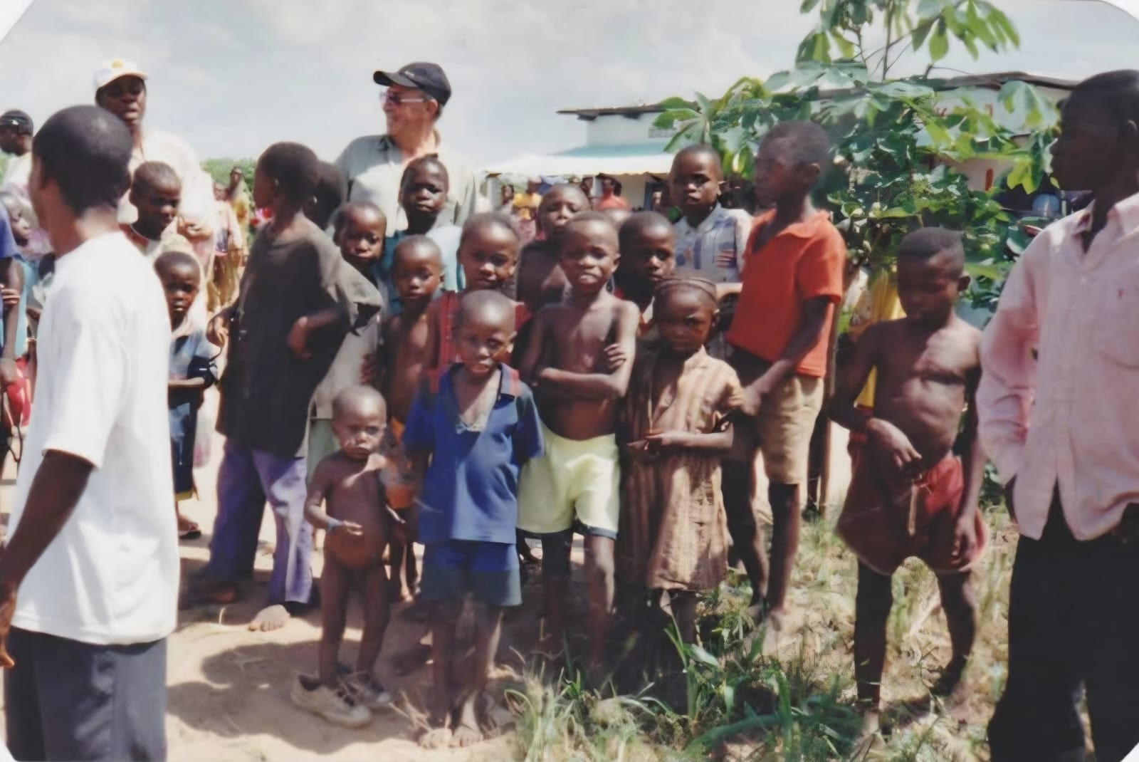Enfants et adultes réunis au Sénégal lors d'une action solidaire de l'ACDAA